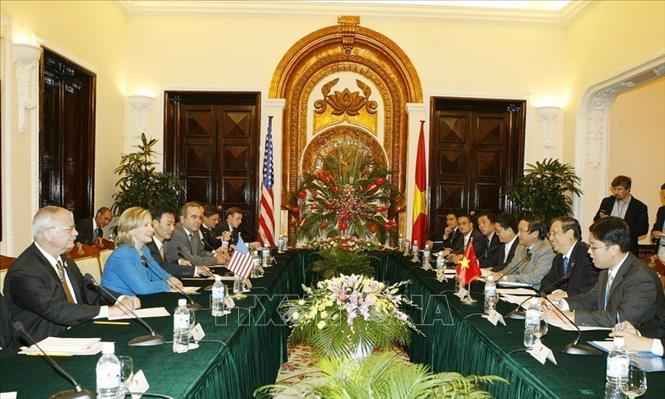 Phó Thủ tướng, Bộ trưởng Ngoại giao Phạm Gia Khiêm hội đàm với Ngoại trưởng Hoa Kỳ Hillary Clinton (Hà Nội, 22/7/2010). Ảnh: Thống Nhất - TTXVN