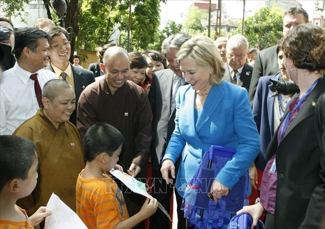 Ngoại trưởng Hoa Kỳ Hillary Clinton với trẻ em được chăm sóc, nuôi dưỡng tại chùa Ngọc Lâm (Hà Nội, 22/7/2010). Ảnh: Thống Nhất – TTXVN