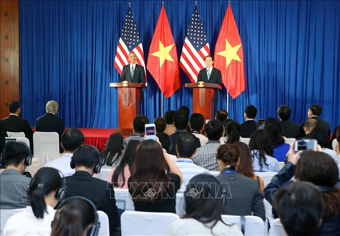 Tại cuộc họp báo chung với Chủ tịch nước Trần Đại Quang, trưa 23/5/2016 ở Hà Nội, Tổng thống Barack Obama đã tuyến bố: Hoa Kỳ chính thức gỡ bỏ hoàn toàn lệnh cấm bán vũ khí sát thương đối với Việt Nam. Ảnh: Nhan Sáng – TTXVN