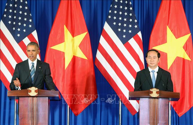 Hoa Kỳ chính thức gỡ bỏ hoàn toàn lệnh cấm bán vũ khí sát thương đã áp dụng mấy thập kỷ qua đối với Việt Nam – đó là tuyên bố được Tổng thống Hoa Kỳ Barack Obama đưa ra tại cuộc họp báo chung với Chủ tịch nước Trần Đại Quang, diễn ra trưa 23/5/2016, tại Hà Nội. Ảnh: Nhan Sáng - TTXVN
