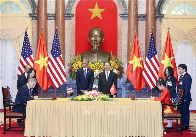 Chủ tịch nước Trần Đại Quang và Tổng thống Hoa Kỳ Barack Obama chứng kiến Lễ ký một số văn kiện hợp tác song phương (Hà Nội, 23/5/2016). Ảnh: Nhan Sáng - TTXVN