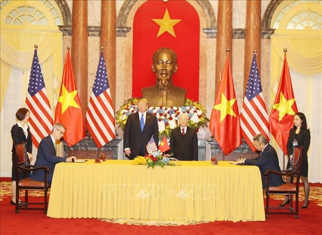 Tổng Bí thư, Chủ tịch nước Nguyễn Phú Trọng và Tổng thống Hoa Kỳ Donald Trump chứng kiến Lễ ký kết các văn kiện hợp tác giữa hai nước (Hà Nội, 27/2/2019). Ảnh: Trí Dũng – TTXVN