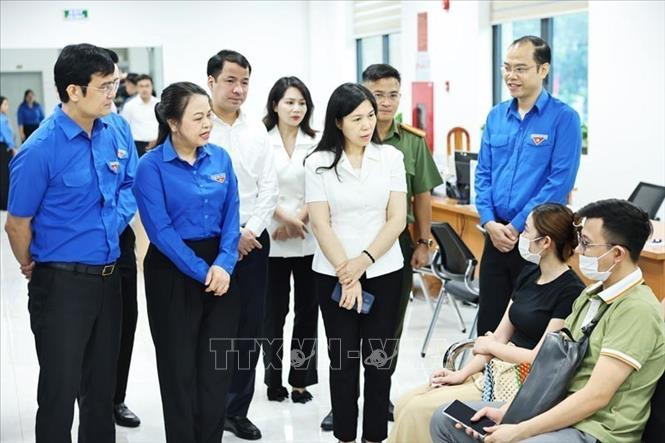 Phó Chủ tịch, Tổng Thư ký Ủy ban Trung ương MTTQ Việt Nam Nguyễn Thị Thu Hà, Bí thư thứ nhất Trung ương Đoàn Bùi Quang Huy cùng các đại biểu tại Trung tâm Phục vụ hành chính công phường Cầu Giấy. Ảnh: Minh Đức - TTXVN
