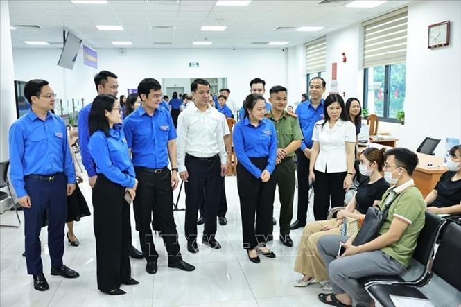 Phó Chủ tịch, Tổng Thư ký Ủy ban Trung ương MTTQ Việt Nam Nguyễn Thị Thu Hà, Bí thư thứ nhất Trung ương Đoàn Bùi Quang Huy cùng các đại biểu tại Trung tâm Phục vụ hành chính công phường Cầu Giấy. Ảnh: Minh Đức - TTXVN