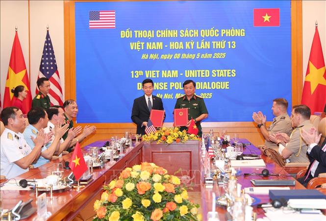 Thượng tướng Hoàng Xuân Chiến, Thứ trưởng Bộ Quốc phòng và Quyền Trợ lý Bộ trưởng Quốc phòng Hoa Kỳ John Noh trao đổi biên bản đối thoại chính sách Quốc phòng Việt Nam - Hoa Kỳ lần thứ 13 (Hà Nội, 8/5/2025). Ảnh: Trọng Đức - TTXVN
