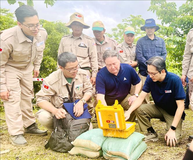 Thứ trưởng Bộ Ngoại giao Đỗ Hùng Việt và Đại sứ Hoa Kỳ tại Việt Nam Marc E. Knapper ấn nút hủy nổ bom mìn tại xã Hướng Tân, huyện Hướng Hóa, tỉnh Quảng Trị (2/4/2025). Ảnh: Nguyên Linh-TTXVN