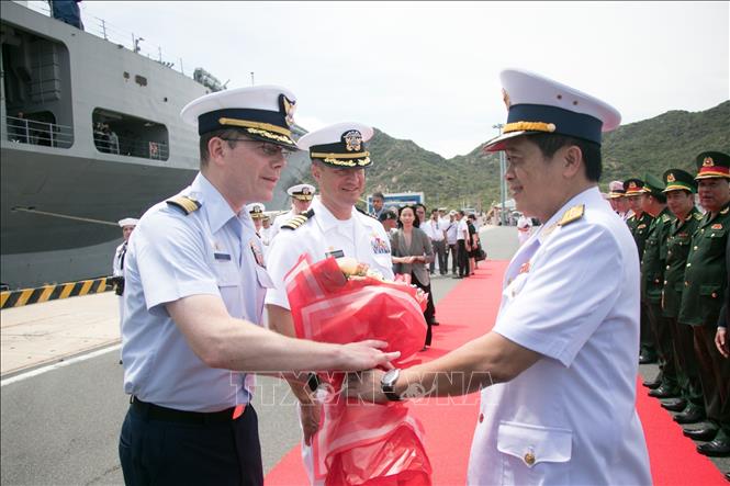 Trưa 8/7/2024, Tàu USS Blue Ride của Hải quân Hoa Kỳ và Tàu Waesche của Lực lượng Tuần duyên Hoa Kỳ đã cập Cảng Quốc tế Cam Ranh, tỉnh Khánh Hòa, chính thức bắt đầu chuyến thăm xã giao tỉnh này từ ngày 8-12/7. Ảnh: Đặng Tuấn - TTXVN