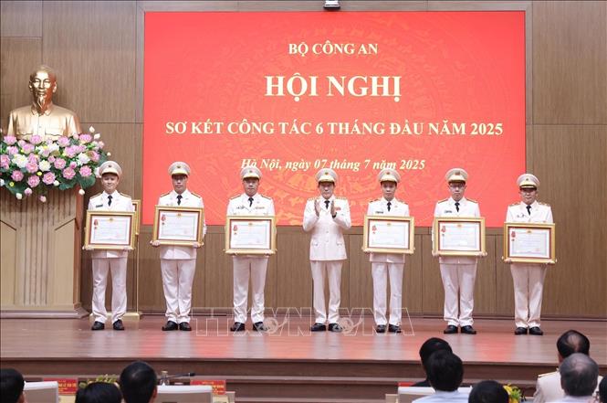 Đại tướng Lương Tam Quang, Bộ trưởng Bộ Công an trao Huân chương Chiến công và Huân chương Bảo vệ Tổ quốc tặng các đơn vị và cá nhân của Bộ Công an. Ảnh: Lâm Khánh - TTXVN