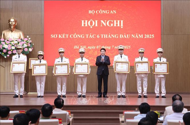 Chủ tịch nước Lương Cường trao Huân chương Quân công, Huân Chương Chiến công và Huân chương Bảo vệ Tổ quốc tặng các đơn vị và cá nhân của Bộ Công an. Ảnh: Lâm Khánh - TTXVN