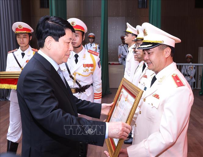 Chủ tịch nước Lương Cường trao Huân chương Quân công, Huân chương Chiến công và Huân chương bảo vệ Tổ quốc tặng các đơn vị và cá nhân của Bộ Công an. Ảnh: Lâm Khánh - TTXVN
