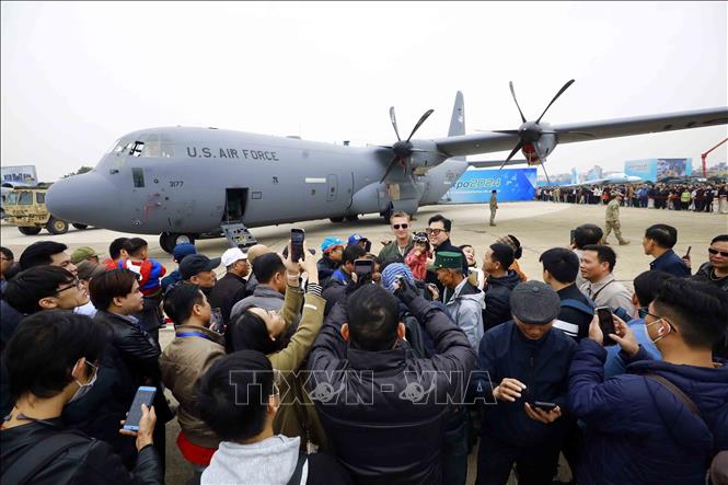Khu vực trưng bày máy bay vận tải C-130J của Hoa Kỳ thu hút nhiều du khách đến tham quan cũng như chụp ảnh cùng các phi công tại triển lãm Quốc phòng quốc tế Việt Nam 2024 diễn ra  tại Hà Nội từ ngày 19 đến 22/12/2024. Ảnh: An Đăng - TTXVN