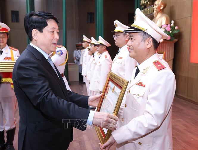 Chủ tịch nước Lương Cường trao Huân chương Quân công, Huân chương Chiến công và Huân chương bảo vệ Tổ quốc tặng các đơn vị và cá nhân của Bộ Công an. Ảnh: Lâm Khánh - TTXVN