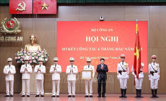 Chủ tịch nước Lương Cường trao Huân chương Lao động hạng Ba tặng Bộ Công an. Ảnh: Lâm Khánh - TTXVN