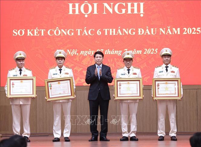 Chủ tịch nước Lương Cường trao Huân chương Quân công, Huân chương Chiến công và Huân chương bảo vệ Tổ quốc tặng Lãnh đạo Bộ Công an. Ảnh: Lâm Khánh - TTXVN