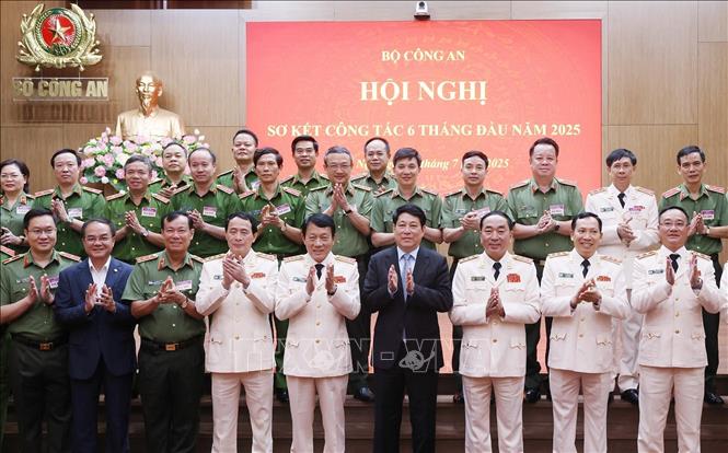 Chủ tịch nước Lương Cường với lãnh đạo Bộ Công an và đại biểu dự Hội nghị. Ảnh: Lâm Khánh - TTXVN