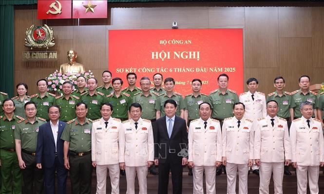 Chủ tịch nước Lương Cường với lãnh đạo Bộ Công an và đại biểu dự Hội nghị. Ảnh: Lâm Khánh - TTXVN