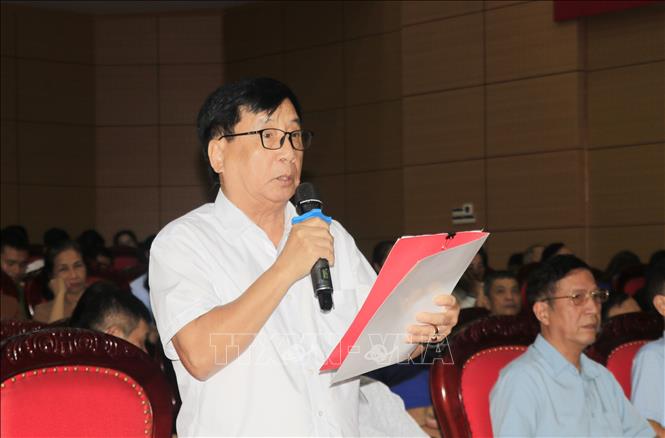 Cử tri trình bày ý kiến tại buổi làm việc. Ảnh: Tuấn Anh - TTXVN