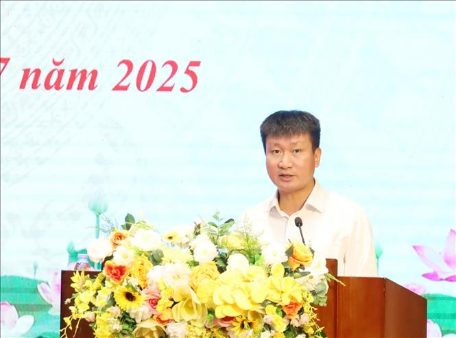 Phó Bí thư Tỉnh ủy, Chủ tịch UBND tỉnh Lào Cai Trần Huy Tuấn trình bày báo cáo về tình hình hình phát triển kinh tế - xã hội trên địa bàn tỉnh 6 tháng đầu năm. Ảnh: Tuấn Anh - TTXVN