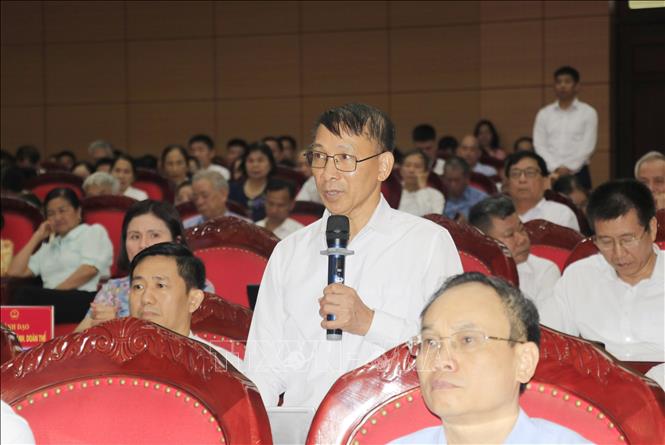 Cử tri trình bày ý kiến tại buổi làm việc. Ảnh: Tuấn Anh - TTXVN