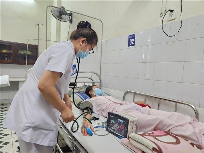 Kiểm tra, theo dõi sức khỏe bệnh nhân mắc liên cầu lợn. Ảnh: Mai Trang - TTXVN
