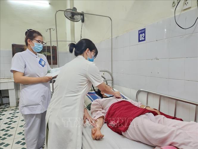 Kiểm tra, theo dõi sức khỏe bệnh nhân mắc liên cầu lợn. Ảnh: Mai Trang - TTXVN 