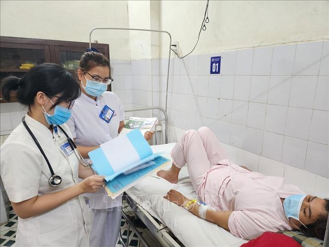 Bác sĩ, điều dưỡng Khoa Bệnh nhiệt đới, Bệnh viện Trung ương Huế kiểm tra, theo dõi sức khỏe bệnh nhân mắc liên cầu lợn. Ảnh: Mai Trang - TTXVN