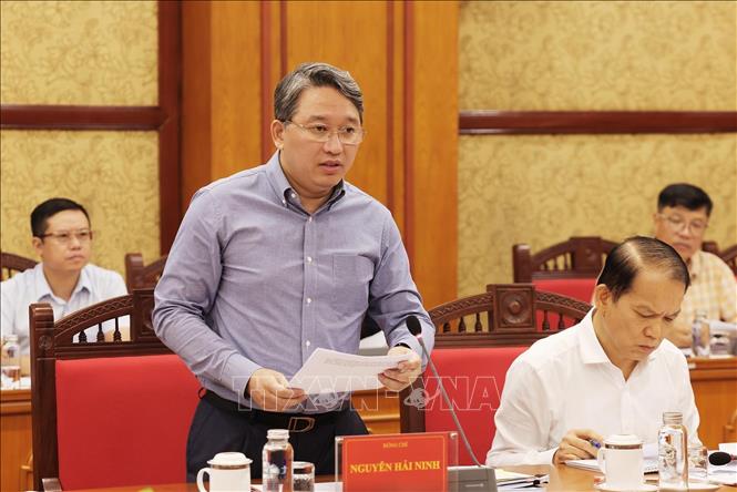 Đồng chí Nguyễn Hải Ninh, Ủy viên Trung ương Đảng, Bí thư Đảng uỷ, Bộ trưởng Bộ Tư pháp báo cáo tại hội nghị. Ảnh: Lâm Khánh – TTXVN