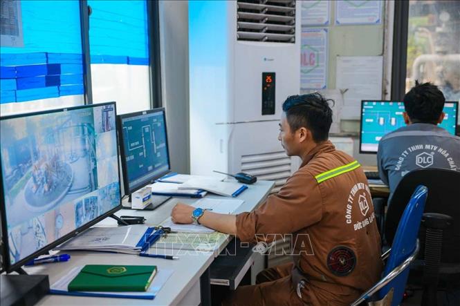 Công nhân Công ty TNHH MTV Hóa chất Đức Giang Lào Cai trực liên tục đảm bảo các chỉ số luôn an toàn trong quá trình vận hành nhà máy. Ảnh: Hoàng Hiếu - TTXVN 