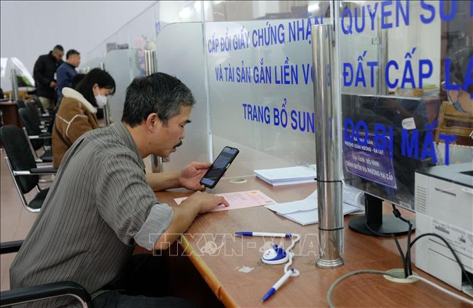 Một người dân tại phường Xuân Hương – Đà Lạt (Lâm Đồng) đến làm thủ tục hành chính liên quan đất đai tại đơn vị hành chính cấp xã sau khi mô hình chính quyền 2 cấp đi vào hoạt động. Ảnh: Nguyễn Dũng – TTXVN