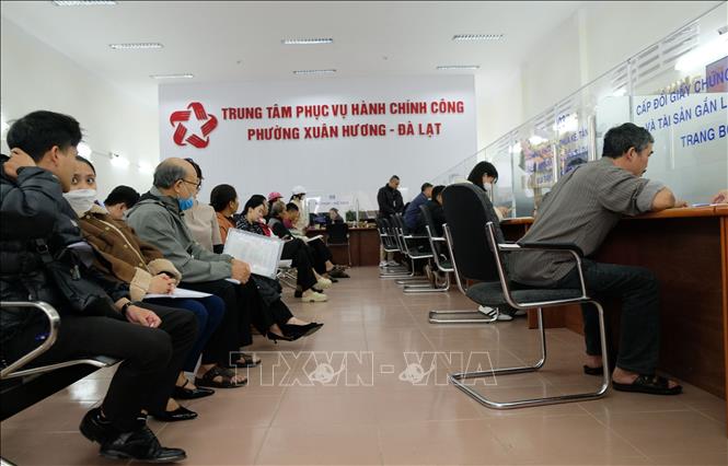 Đông đảo người dân đến làm thủ tục hành chính tại Trung tâm phục vụ hành chính công phường Xuân Hương – Đà Lạt (Lâm Đồng) trong những ngày qua. Ảnh: Nguyễn Dũng – TTXVN
