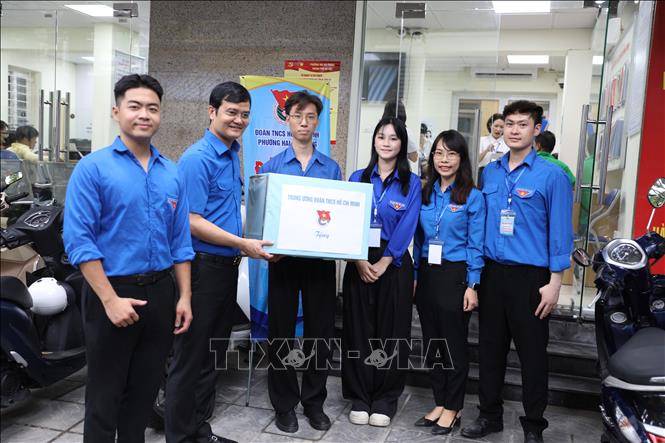 Đồng chí Bùi Quang Huy, Ủy viên dự khuyết Trung ương Đảng, Bí thư thứ Nhất Trung ương Đoàn tặng quà cho các đoàn viên. Ảnh: Quốc Lũy - TTXVN