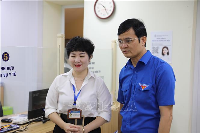 Đồng chí Bùi Quang Huy, Ủy viên dự khuyết Trung ương Đảng, Bí thư thứ Nhất Trung ương Đoàn nghe báo cáo vể công tác tiếp công dân. Ảnh: Quốc Lũy - TTXVN