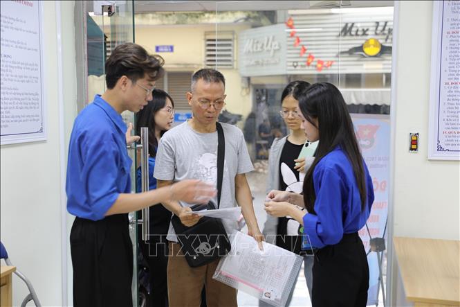 Đội hình “Thanh niên tình nguyện hướng dẫn, hỗ trợ người dân thực hiện thủ tục hành chính” xung kích, sẵn sàng phục vụ Nhân dân. Ảnh: Quốc Lũy - TTXVN