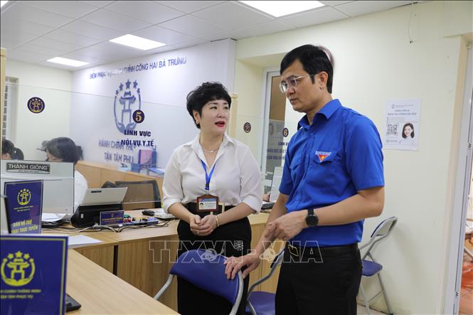 Đồng chí Bùi Quang Huy, Ủy viên dự khuyết Trung ương Đảng, Bí thư thứ Nhất Trung ương Đoàn nghe báo cáo vể công tác tiếp công dân. Ảnh: Quốc Lũy - TTXVN