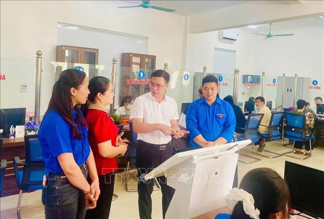 Bí thư Tỉnh đoàn Lào Cai Hà Đức Hải kiểm tra công tác hỗ trợ người dân làm thủ tục hành chính của các đội hình thanh niên. Ảnh: TTXVN phát