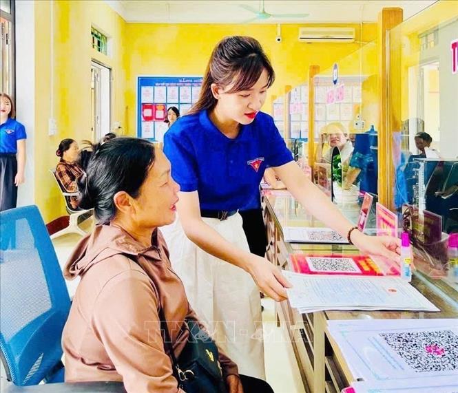 Các đội hình thanh niên tích cực thực hiện các phần việc như hướng dẫn người dân thực hiện thủ tục hành chính qua Cổng dịch vụ công Quốc gia; hỗ trợ thao tác đăng nhập, lấy lại mật khẩu tài khoản VNeID. Ảnh: TTXVN phát