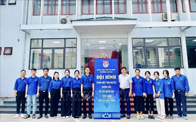 Tỉnh đoàn Lào Cai triển khai 2 đội hình thanh niên tình nguyện cấp tỉnh và 99 đội hình thanh niên tình nguyện cấp xã, phường hỗ trợ người dân làm thủ tục hành chính. Ảnh: TTXVN phát