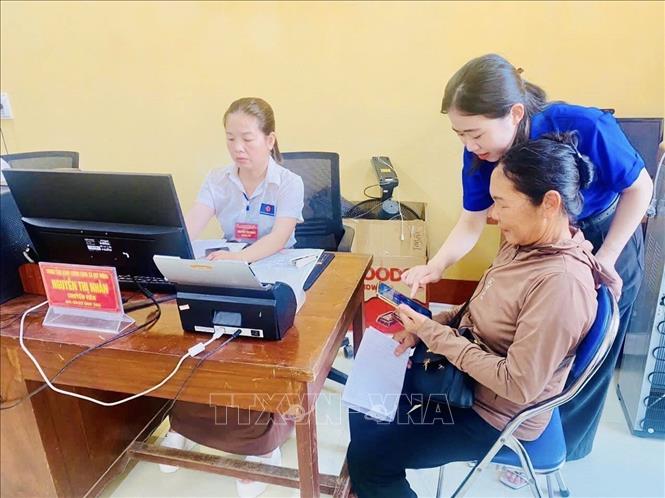 Các đội hình thanh niên hỗ trợ trên 2.200 lượt người dân thực hiện thành công các thủ tục hành chính. Ảnh: TTXVN phát