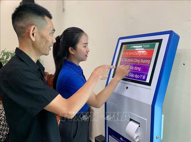 Young volunteers assist local residents complete online forms at the public administrative service centre of Thai Binh ward, the northern province of Hung Yen. VNA Photo