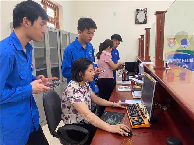 Young volunteers assist civil servants in digital skills at the public administrative service centre of Thai Binh ward, the northern province of Hung Yen. VNA Photo