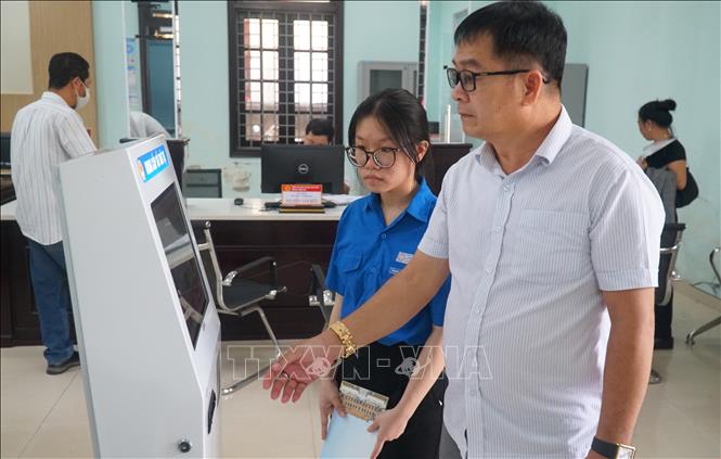 Young volunteers assist local residents in using online public administrative services in the central city of Hue. VNA Photo