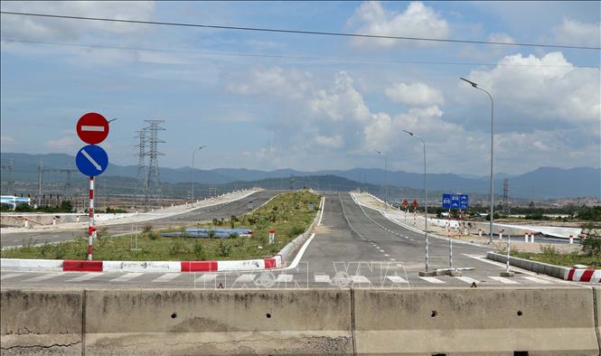 A route connecting the North-South Expressway and the National Highway 1 is nearly completed in central province of Ninh Thuan. VNA Photo: Công Thử 