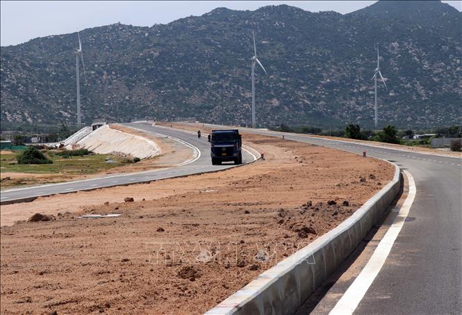 A route connecting the North-South Expressway and the National Highway 1 is nearly completed in central province of Ninh Thuan. VNA Photo: Công Thử 