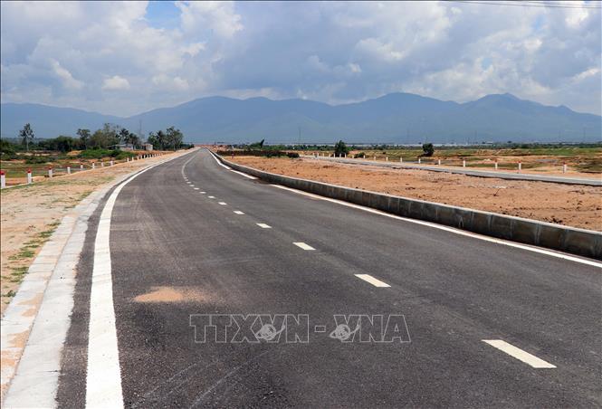 A route connecting the North-South Expressway and the National Highway 1 is nearly completed in central province of Ninh Thuan. VNA Photo: Công Thử 