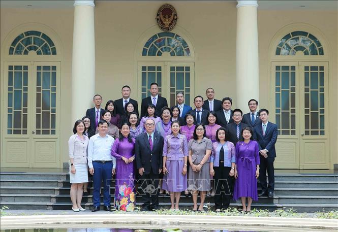 Các đại biểu chụp ảnh lưu niệm tại Đại sứ quán Thái Lan ở Hà Nội. Ảnh: An Đăng - TTXVN