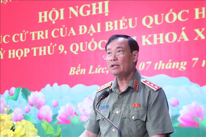 Thượng tướng Lê Tấn Tới, Chủ nhiệm Ủy ban Quốc phòng, An ninh và Đối ngoại của Quốc hội phát biểu trong buổi tiếp xúc với cử tri xã Bến Lức, tỉnh Tây Ninh. Ảnh: Bùi Giang - TTXVN