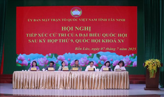 Đoàn đại biểu Quốc hội tỉnh Tây Ninh lắng nghe ý kiến của cử tri xã Bến Lức tại buổi tiếp xúc. Ảnh: Bùi Giang - TTXVN