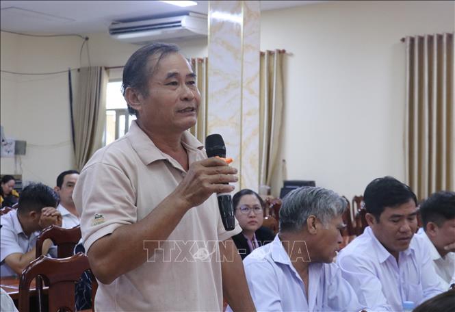 Cử tri xã Bến Lức nêu ý kiến, kiến nghị với Đoàn đại biểu Quốc hội tỉnh Tây Ninh. Ảnh: Bùi Giang - TTXVN
