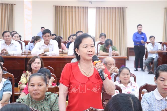 Cử tri xã Bến Lức nêu ý kiến, kiến nghị với Đoàn đại biểu Quốc hội tỉnh Tây Ninh. Ảnh: Bùi Giang - TTXVN