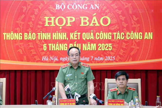 Trung tướng Nguyễn Thanh Tùng, Giám đốc Công an thành phố Hà Nội trả lời câu hỏi của các phóng viên cơ quan thông tấn, báo chí. Ảnh: Phạm Kiên - TTXVN